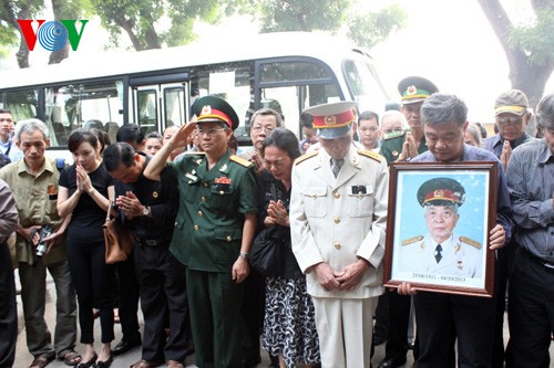 Во Вьетнаме проходит траурная церемония прощания с генералом армии Во Нгуен Зяпом - ảnh 3