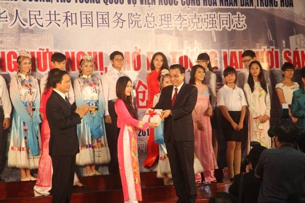Премьер Госсовета КНР встретился с вьетнамскими студентами - ảnh 2