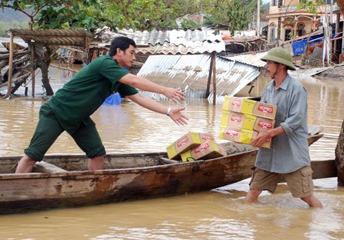 Центральный Вьетнам прилагает максимум усилий для ликвидации последствий тайфуна «Нари» - ảnh 2