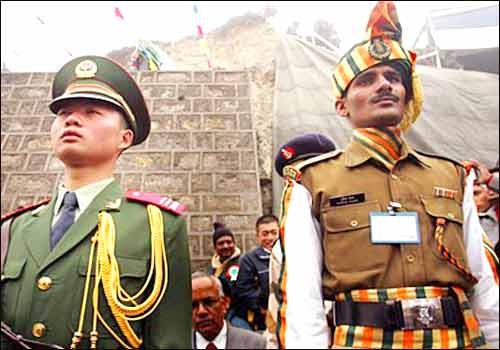 Китай и Индия рассматривают возможность установления линии военной связи - ảnh 1