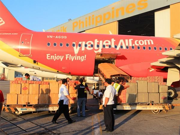 Вьетнамская авиакомпания оказывает помощь жертвам тайфуна «Хайян» на Филиппинах - ảnh 1