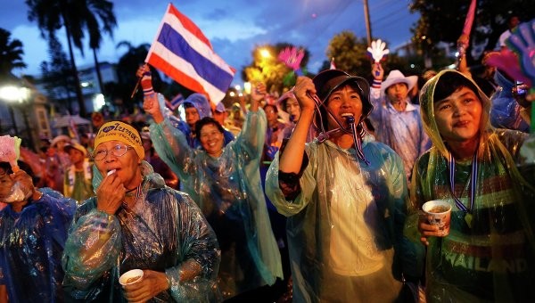 Премьер-министр Таиланда согласилась вести переговоры с лидером оппозиции - ảnh 1