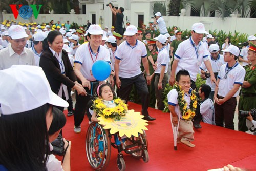 Участие президента СРВ в марше за детей-инвалидов - ảnh 6
