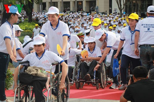 Участие президента СРВ в марше за детей-инвалидов - ảnh 7