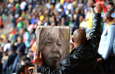 Жители ЮАР и мировые лидеры приняли участие в церемонии прощания с Манделой - ảnh 2