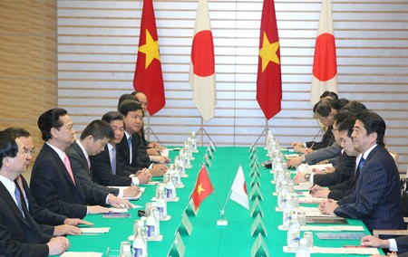 Премьер-министр Нгуен Тан Зунг провел переговоры со своим японским коллегой Синдзо Абэ - ảnh 1