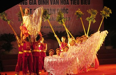 В Ханое во второй раз чествовались лучшие культурные семьи 2013 года - ảnh 1