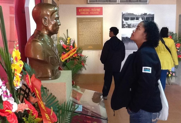 В Ханое открылась выставка «Жизнь и карьера генерала армии Нгуен Чи Тханя» - ảnh 2