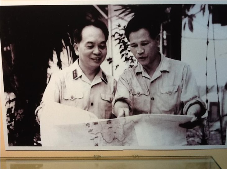 В Ханое открылась выставка «Жизнь и карьера генерала армии Нгуен Чи Тханя» - ảnh 3