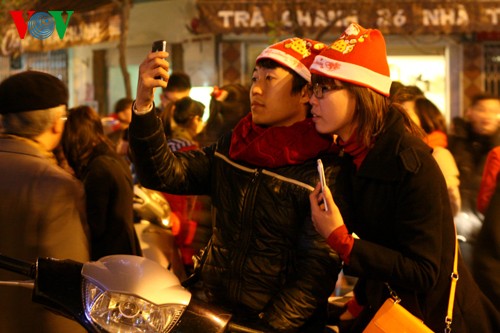 Вьетнамцы встретили Рождество в радостной атмосфере - ảnh 3