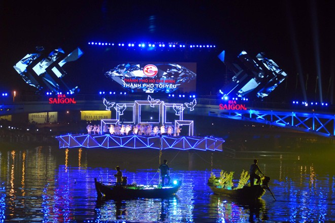 Во Вьетнаме радостно встретили Новый 2014 год - ảnh 2