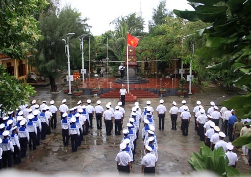 Церемония поднятия флага в начале нового 2014 года на островах Чыонгша - ảnh 1