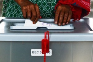 На парламентских выборах в Бангладеш победила правящая партия - ảnh 1
