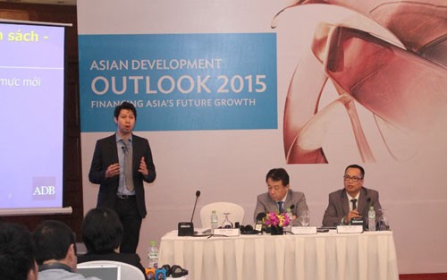 АБР: Вьетнам должен активизировать реструктуризацию экономики для стимулирования роста - ảnh 1