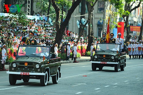 Военный парад в честь 40-летия cо Дня воссоединения Вьетнама - ảnh 1
