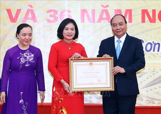 Премьер-министр Вьетнама посетил средную школу Дафук - ảnh 1