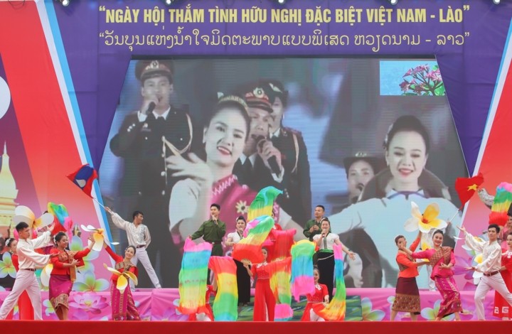 Открылся праздник «Особой дружбы между Вьетнамом и Лаосом» - ảnh 1