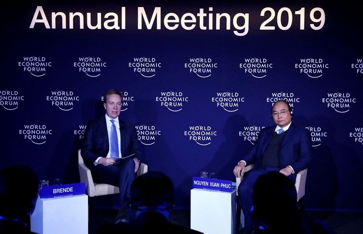 Премьер-министр Вьетнама встретился с президентом Всемирного экономического форума - ảnh 1
