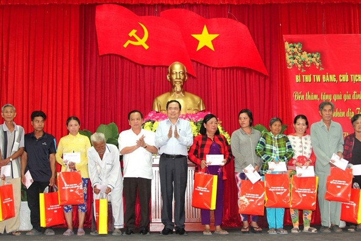 Председатель ЦК ОФВ вручил новогодние подарки семьям льготной категории и малоимущим семьям провинции Хаузянг - ảnh 1