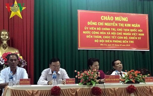 Спикер вьетнамского парламента навестила и поздравила с Тэтом вооруженные силы провинции Бенче - ảnh 1