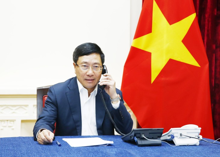 Вице-премьер, глава МИД Вьетнама провёл телефонный разговор с министром иностранных дел Малайзии  - ảnh 1