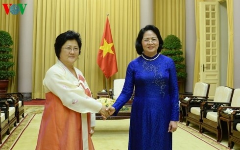Вице-президент Вьетнама Данг Тхи Нгок Тхинь приняла делегацию Общества северокорейско-вьетнамской дружбы  - ảnh 1