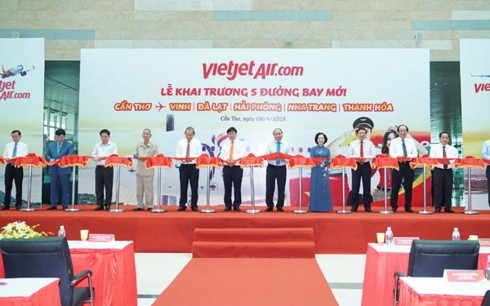 Премьер-министр присутствовал на церемонии открытия 5 новых рейсов авиакомпании Vietjet в город Кантхо - ảnh 1
