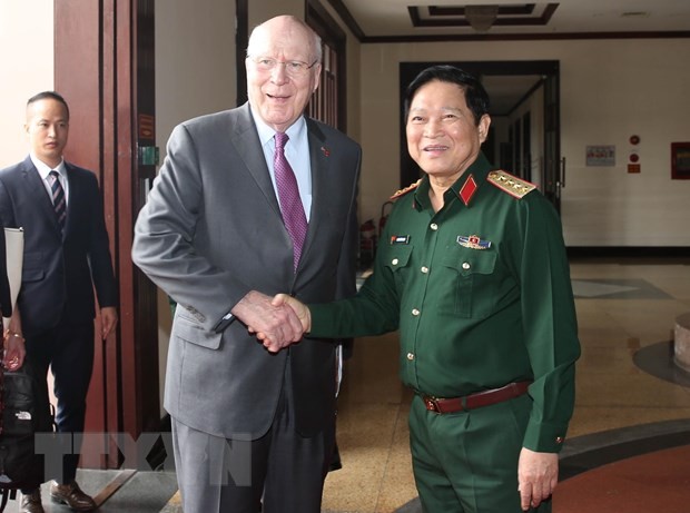 Делегация американских сенаторов совершает визит во Вьетнам - ảnh 1