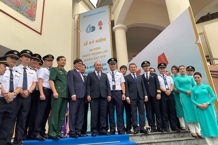 Нгуен Суан Фук принял участие в церемонии празднования 60-летия со дня создания летного экипажа 919 - ảnh 1