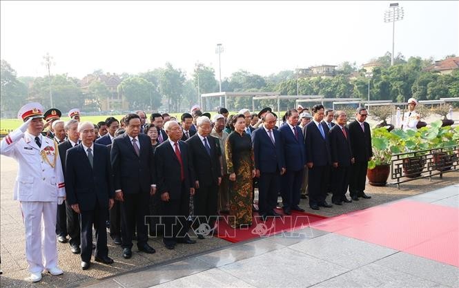 По всей стране празднуется 129-я годовщина со дня рождения президента Хо Ши Мина - ảnh 1