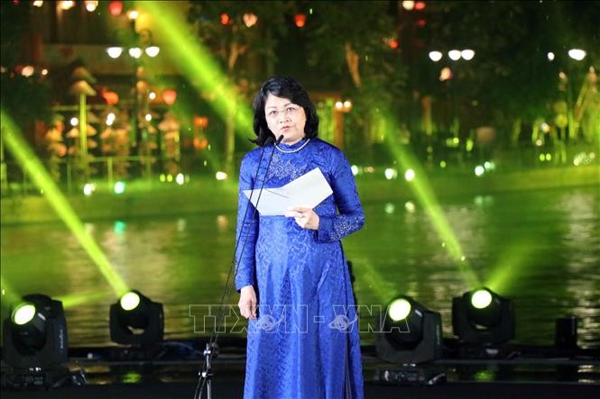 Вице-президента Вьетнама приняла участие в ночном гала-шоу «Культурные краски стран мира» - ảnh 1