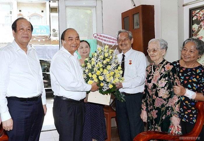 Премьер-министр Вьетнама Нгуен Суан Фук поздравил заслуженных журналистов города Хошимина - ảnh 1