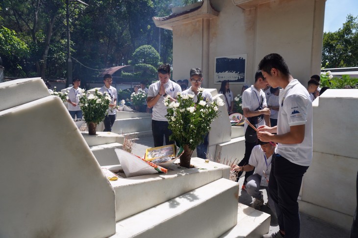 Молодые вьетнамские эмигранты почтили память павших фронтовиков - ảnh 2