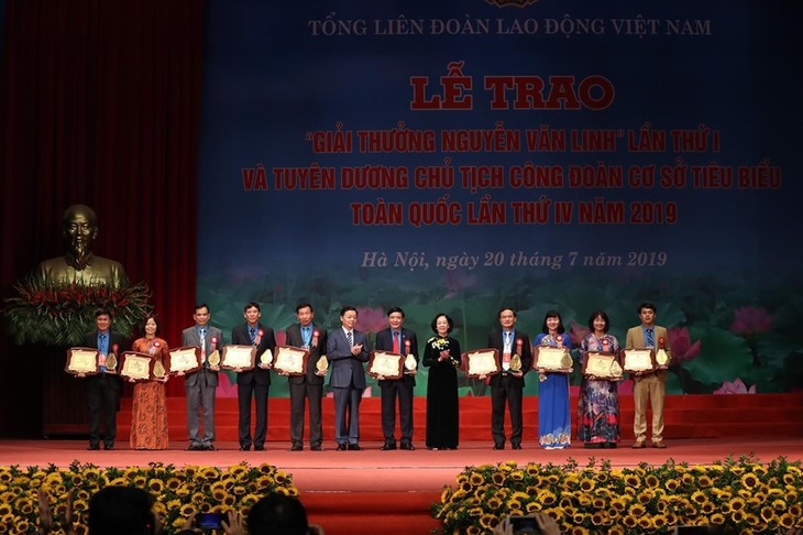 Чыонг Тхи Май присутствовала на церемонии вручения премии имени Нгуен Ван Линя - ảnh 1