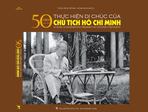 Вышла в свет фотокнига «50 лет выполнения завещания Президента Хо Ши Мина (1969-2019 гг.)» - ảnh 1