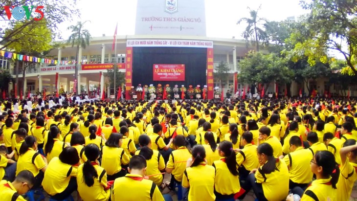 Во Вьетнаме более 22 млн школьников начали новый учебный год - ảnh 12
