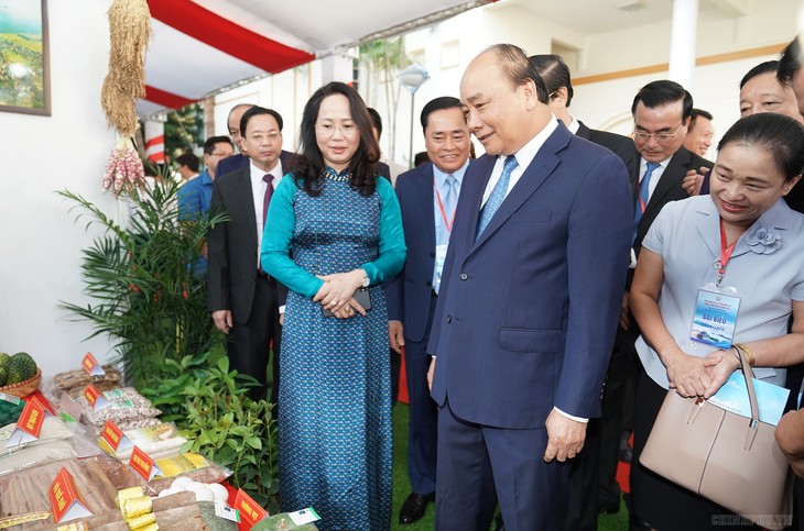 Премьер-министр Вьетнама принял участие в конференции по привлечению инвестиций в провинцию Лангшон - ảnh 1