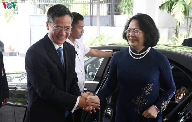 Вице-президент Вьетнама Данг Тхи Нгок Тхинь посетила посольство Вьетнама в Индонезии - ảnh 1