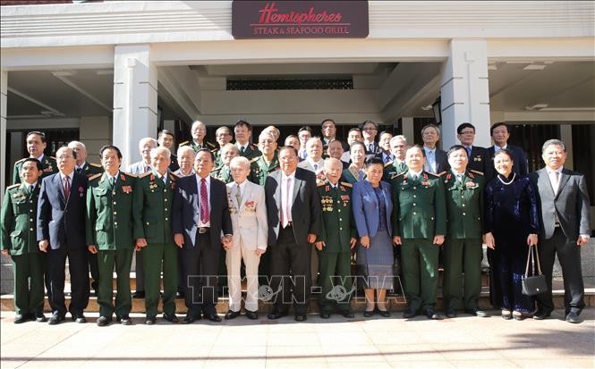 Генсек ЦК НРПЛ, президент Лаоса  принял бывших вьетнамских солдат-добровольцев в Лаосе - ảnh 1