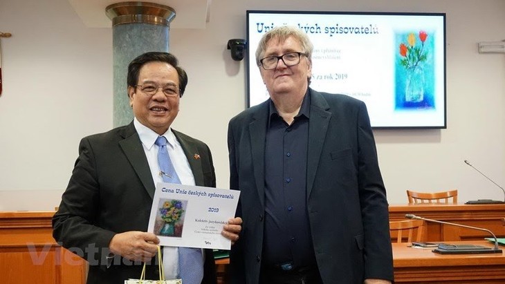 Авторы вьетнамско-чешского большого учебного словаря получили чешскую литературную премию 2019 года - ảnh 1