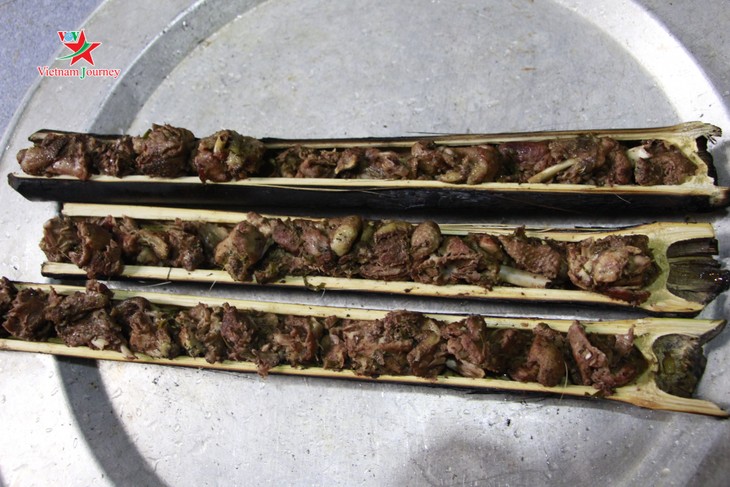 Утятина, запеченная в бамбуковых трубках – деликатес народности Тхай в провинции Шонла - ảnh 1