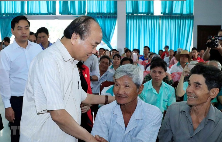 Премьер-министр Вьетнама принял участие в программе «Тэт в семейном кругу» в провинции Виньлонг - ảnh 1