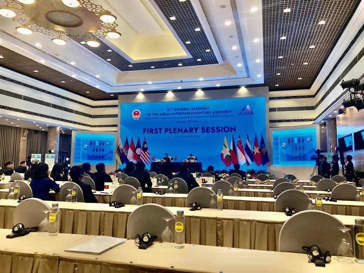 Пленарное заседание АИПА 41: страны АСЕАН полны решимости преодолеть трудности для создания самостоятельного, мирного и стабильного сообщества - ảnh 1