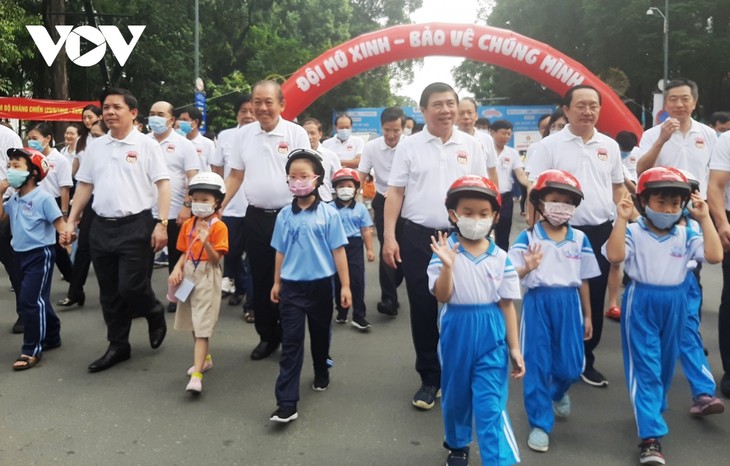 Постоянный вице-премьер Чыонг Хоа Бинь вышел на пешую прогулку, чтобы призвать надевать мотошлемы детям - ảnh 1