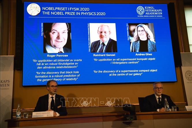 Нобелевскую премию по физике получили Роджер Пенроуз, Райнхард Генцель и Андреа Гез - ảnh 1