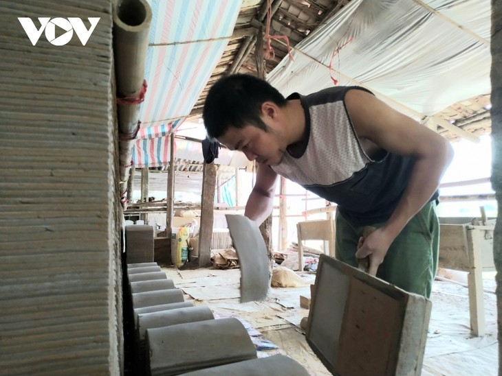 Народности Таи и Нунг в провинци Лангшон сохраняют ремесло по изготовлению старинных глиняных черепиц - ảnh 1