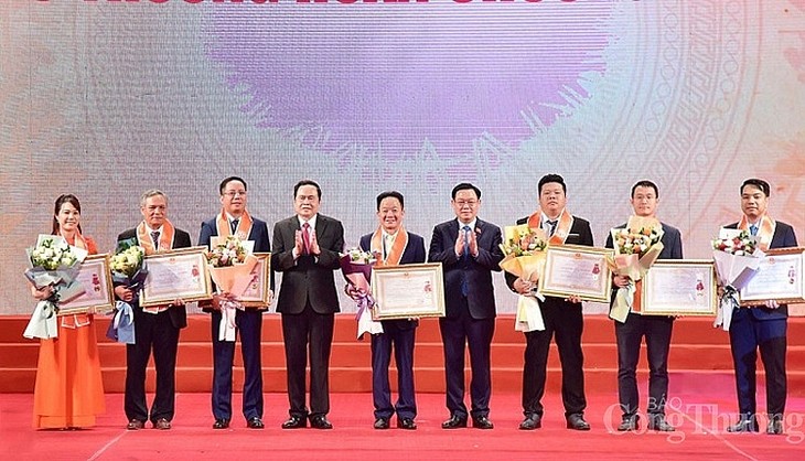 Награждены лучшие предприниматели и предприятия Тханглонга 2020 года - ảnh 1