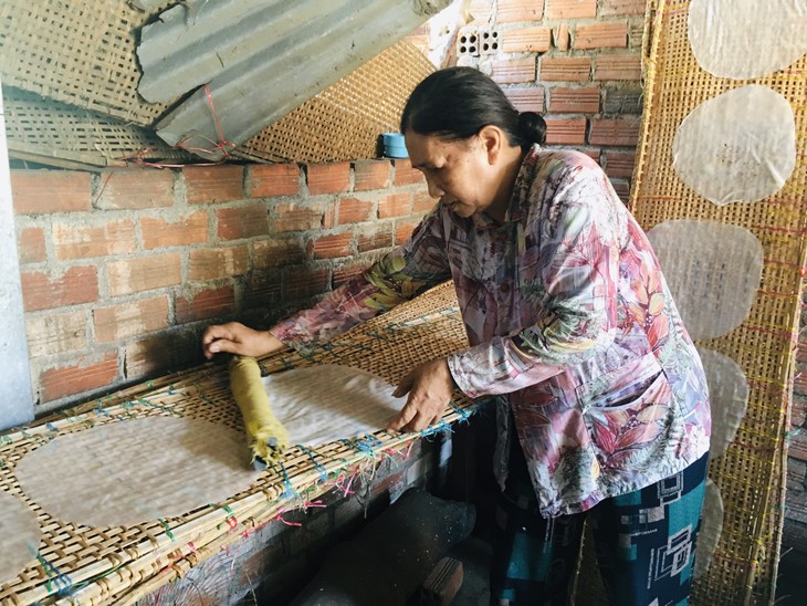 Донгбинь –деревня с более чем 100-летней историей по производству съедобной рисовой бумаги в провинции Фуиен - ảnh 3