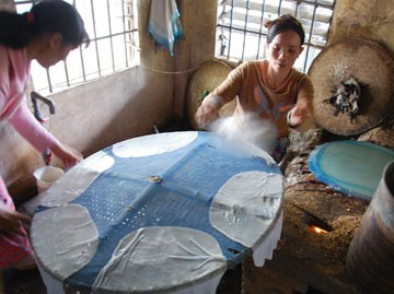 Донгбинь –деревня с более чем 100-летней историей по производству съедобной рисовой бумаги в провинции Фуиен - ảnh 1