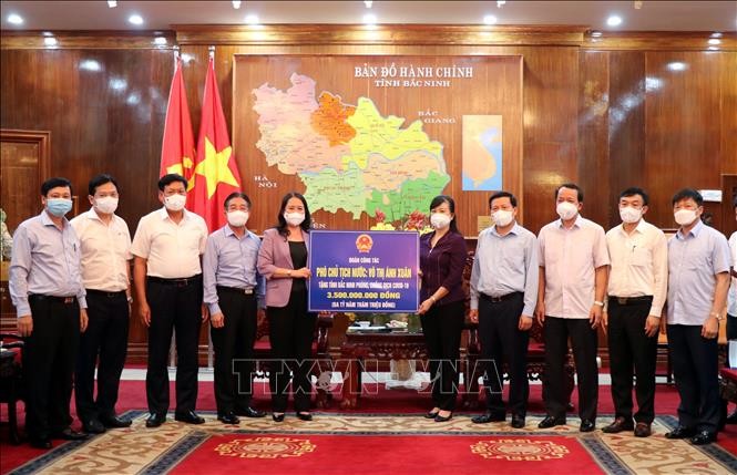 Вице-президент Во Тхи Ань Суан посетила кадровых работников и жителей в эпицентрах заражения в Бакнинь и Бакзянг - ảnh 1